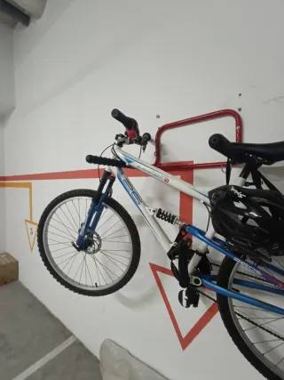 Bicicleta de ciudad blanca y azul ,