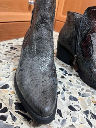 Botines de mujer con estampado de serpiente