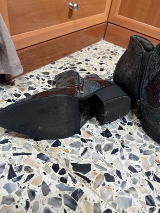 Botines de mujer con estampado de serpiente