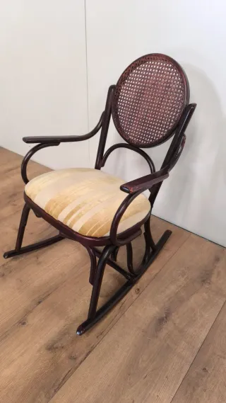 MECEDORA MADERA MEDIANA ANTIGUA EN BUEN ESTADO