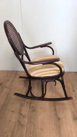 MECEDORA MADERA MEDIANA ANTIGUA EN BUEN ESTADO