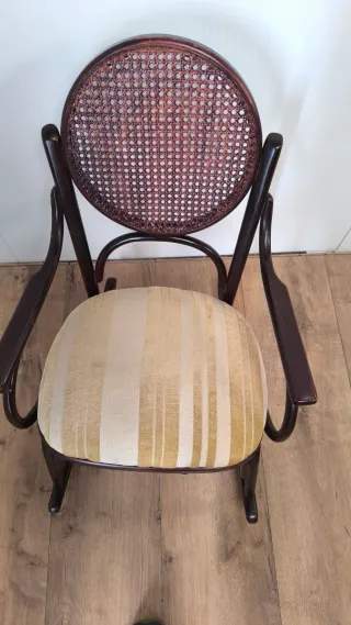 MECEDORA MADERA MEDIANA ANTIGUA EN BUEN ESTADO