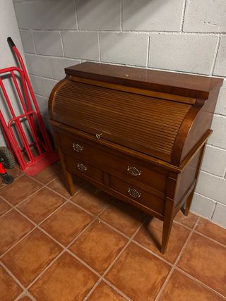 Escritorio antiguo de madera con tapa enrollable