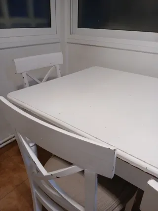 Mesa y 4 sillas madera maciza