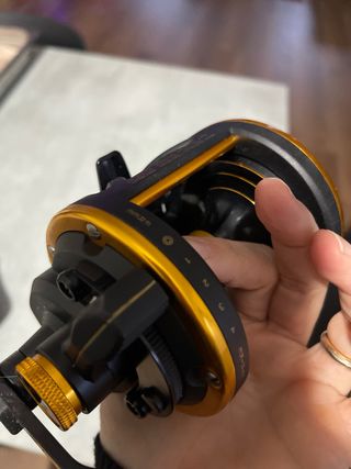 Mulinello da pesca nero e oro