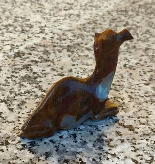 Figura de piedra tallada artesanal