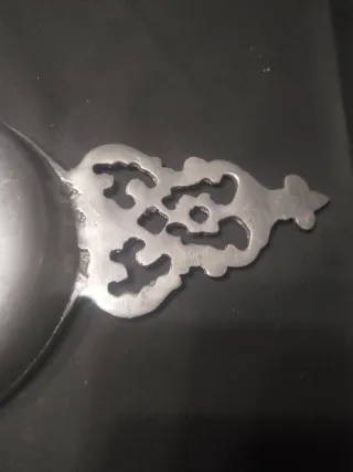 Escudilla antigua estaño plateado con marcajes