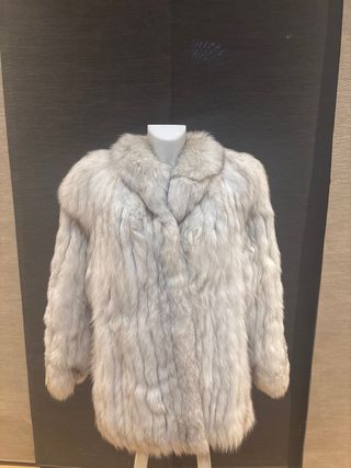 Abrigo de piel gris y blanco