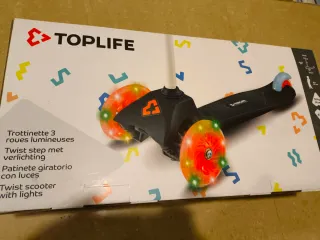 Patinete de 3 ruedas con luces para niños.