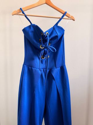 Tuta blu elegante con lacci