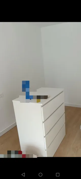 Cómoda blanca y azul de madera