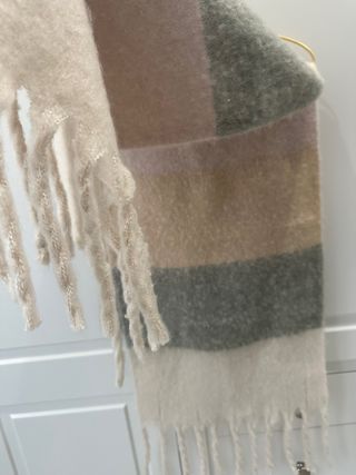 Bufanda Parfois pastel abullonada nueva