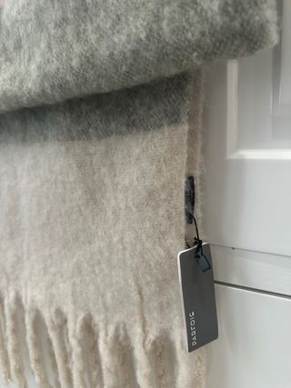 Bufanda Parfois pastel abullonada nueva