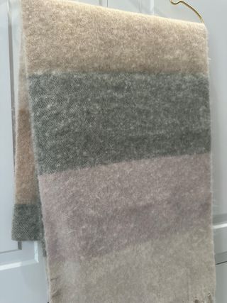 Bufanda Parfois pastel abullonada nueva