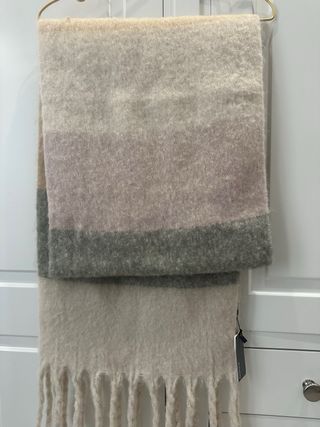 Bufanda Parfois pastel abullonada nueva