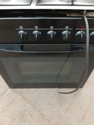 Cocina de butano y horno electrico