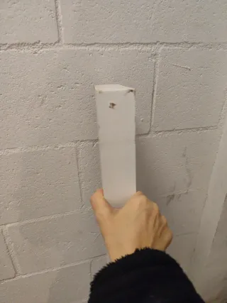 Estante blanco de madera ligero