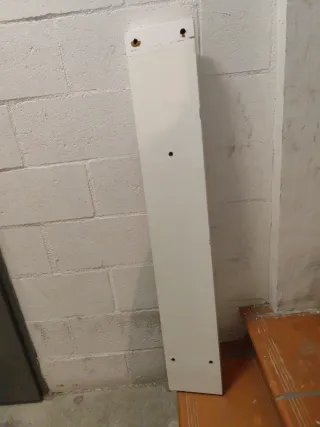Estante blanco de madera ligero