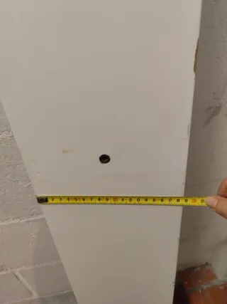 Estante blanco de madera ligero
