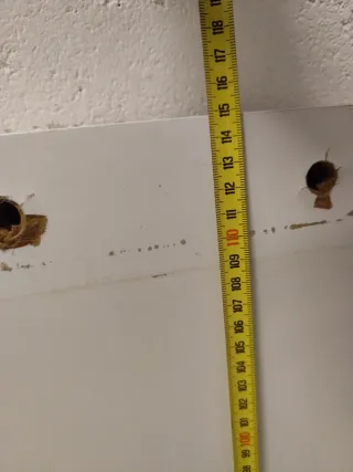 Estante blanco de madera ligero