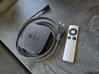 Apple TV con mando y cable