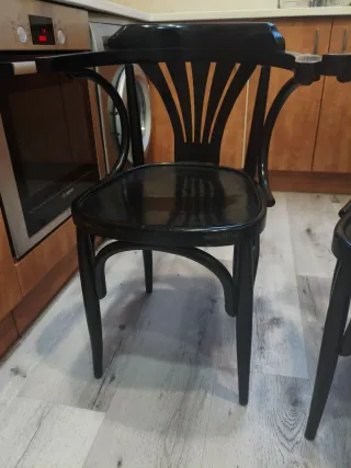 2 Preciosas sillas negras de madera