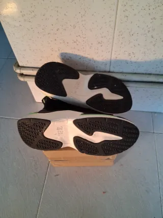 Botas sin cordones negras y verdes