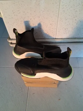 Botas sin cordones negras y verdes