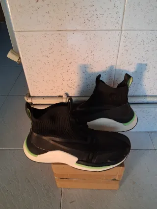 Botas sin cordones negras y verdes