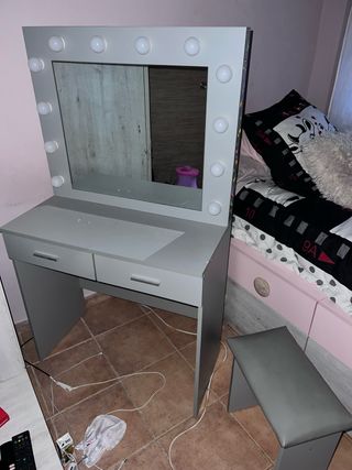 Tocador infantil con espejo y luces