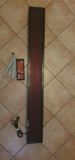 Display con scritta luminosa