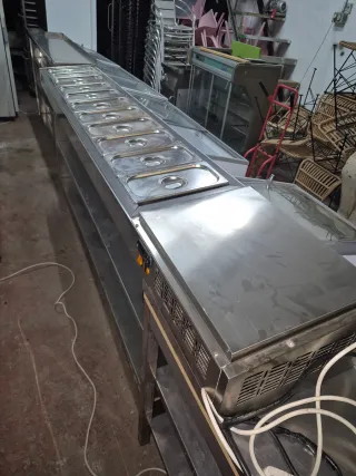 Mesa de acero inoxidable con cubetas