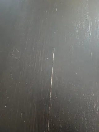 Mesa extensible de madera oscura.