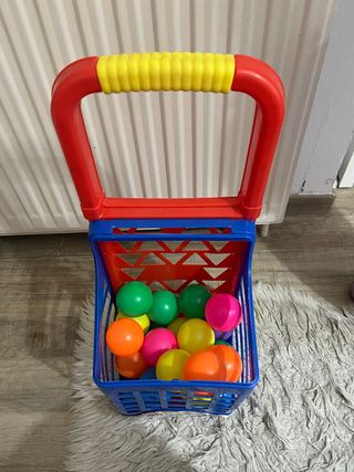 Cesta de juguete con 25 pelotas de colores
