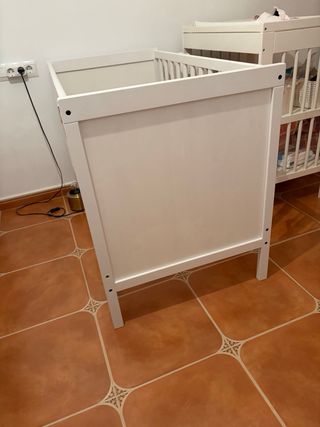 Cuna de madera blanca