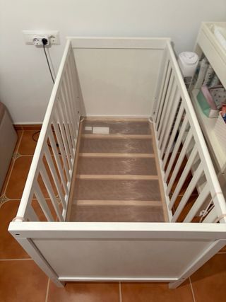 Cuna de madera blanca