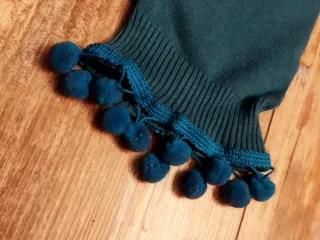 Maglioncino dolcevita con pomponcini