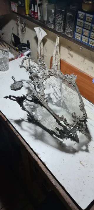 Lámpara antigua de bronce o latón y cristal