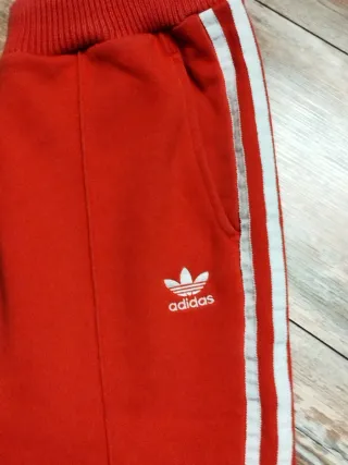 Pantaloni sportivi Adidas rossi con bande