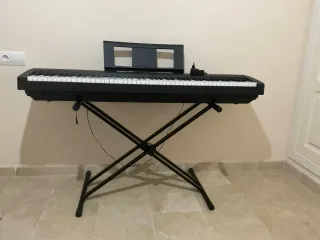 Piano Yamaha con soporte