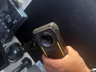 Teléfono móvil negro con pantalla rota