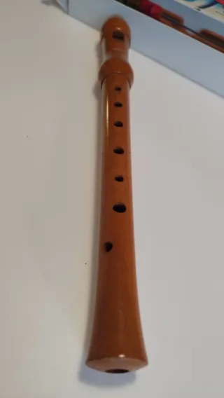 La flauta dulce que viene en la caja es una Hohner