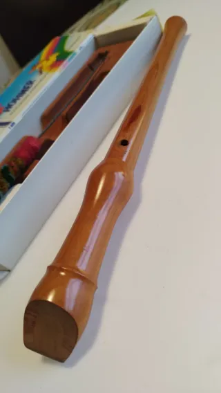 La flauta dulce que viene en la caja es una Hohner