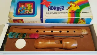 La flauta dulce que viene en la caja es una Hohner