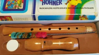 La flauta dulce que viene en la caja es una Hohner