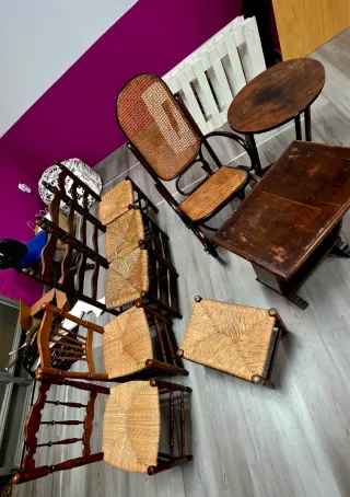 Mecedora . Sillas enea. Mesa antigua.