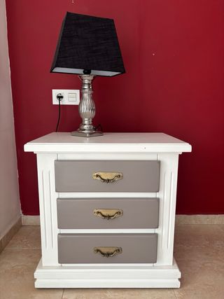 Cómoda y mesitas de noche con espejo