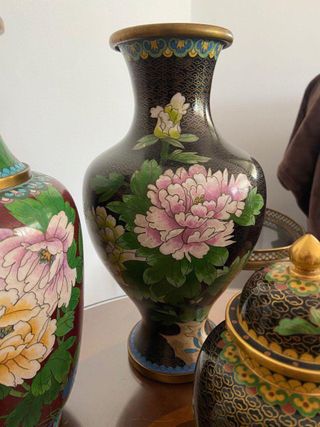 Jarrón de metal negro con flores rosas cloisonne