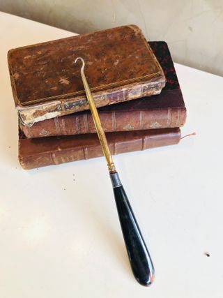 GANCHO VICTORIANO PARA ATAR BOTONES