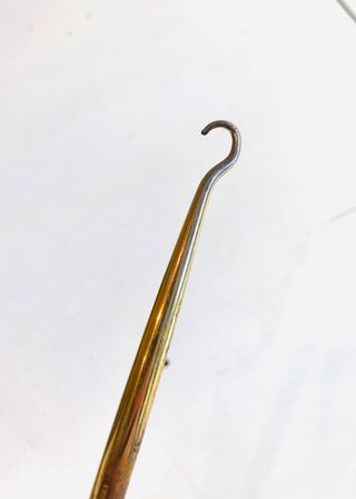 GANCHO VICTORIANO PARA ATAR BOTONES